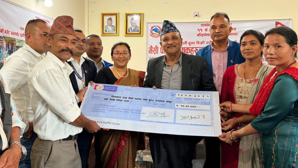 पच्चिस जना भैसीपालक किसानलाई १० लाख अनुदान सहयोग