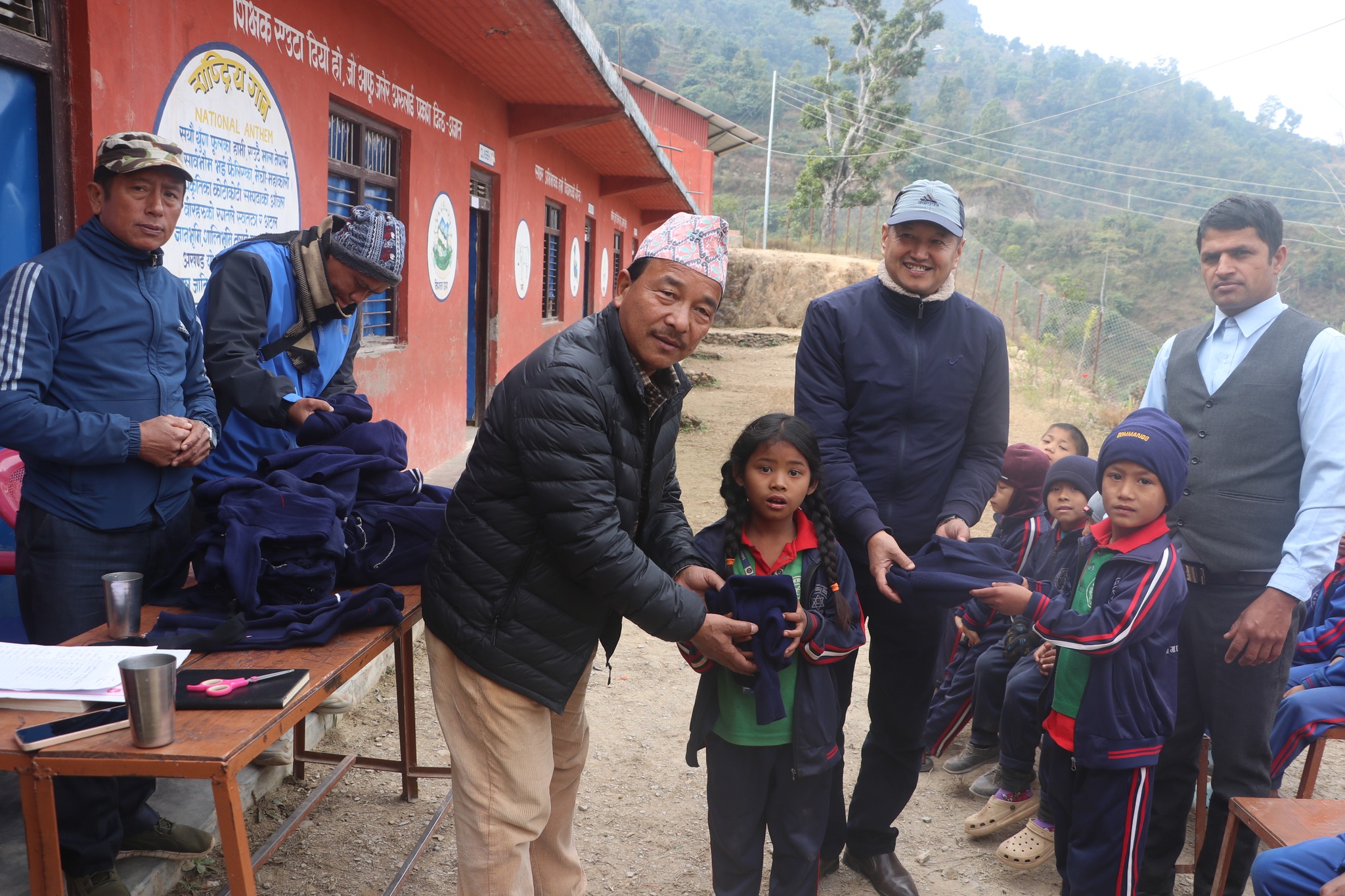 सिलुवाका ४० जना विद्यार्थीहरुलाई न्यानो स्वीटर वितरण