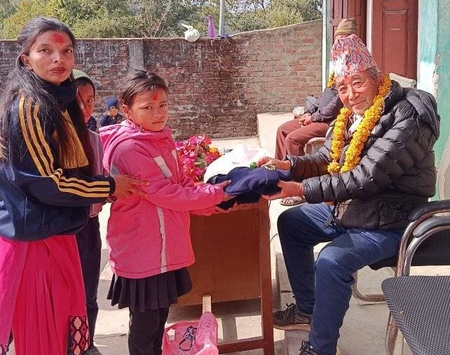 जापानी समाजसेवी ओके बाजेबाट बिद्यार्थीहरुलाई न्यानो कपडा वितरण