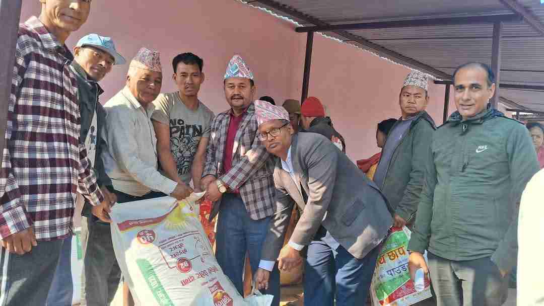 रिब्दीकोट-६ पाल्पामा विपन्न वर्गलाई लेयर्स कुखुरा तथा दाना वितरण
