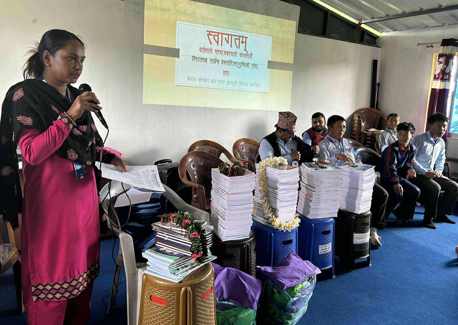 सानाहुँगी मावि फोक्सिङ्गकोटका विद्यार्थीलाई छात्रवृत्ति वितरण