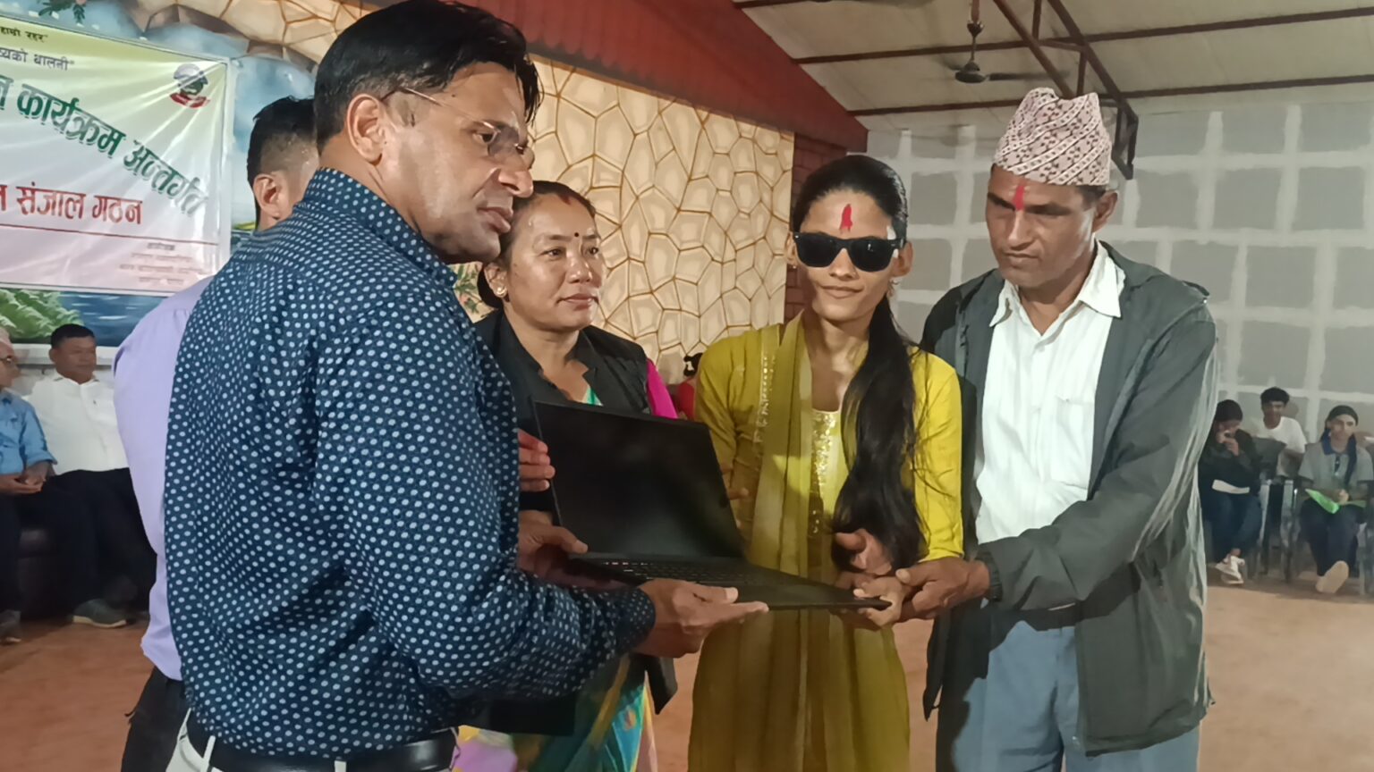 रामपुर ६ की दृष्टिविहिन विद्यार्थी विपना खनाललाई ल्यापटप हस्तान्तरण
