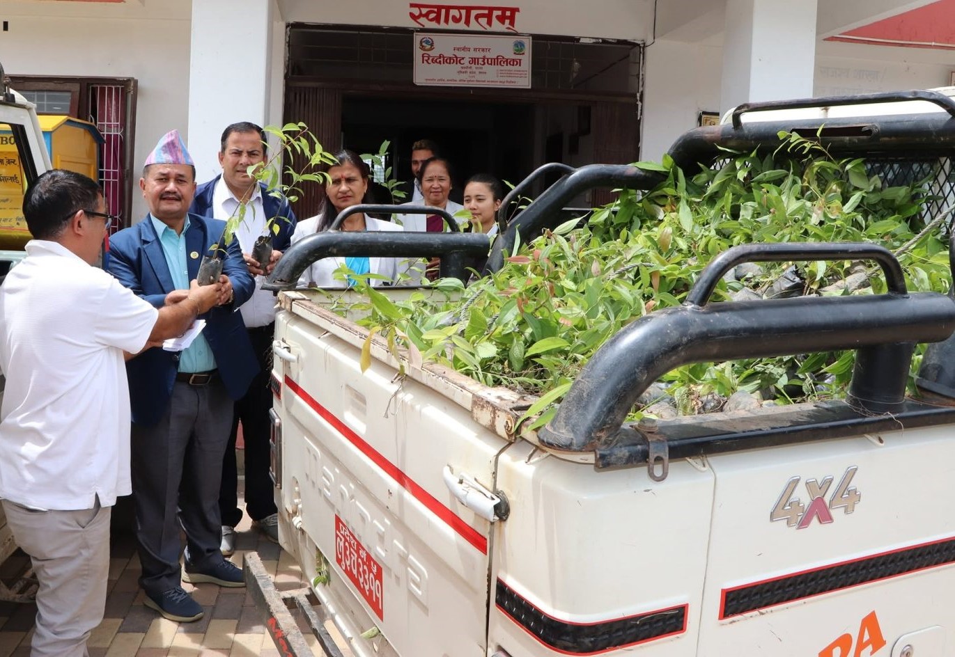 वन कार्यालय पाल्पाद्धारा रिब्दीकोटलाई दश हजार तेजपात हस्तान्तरण