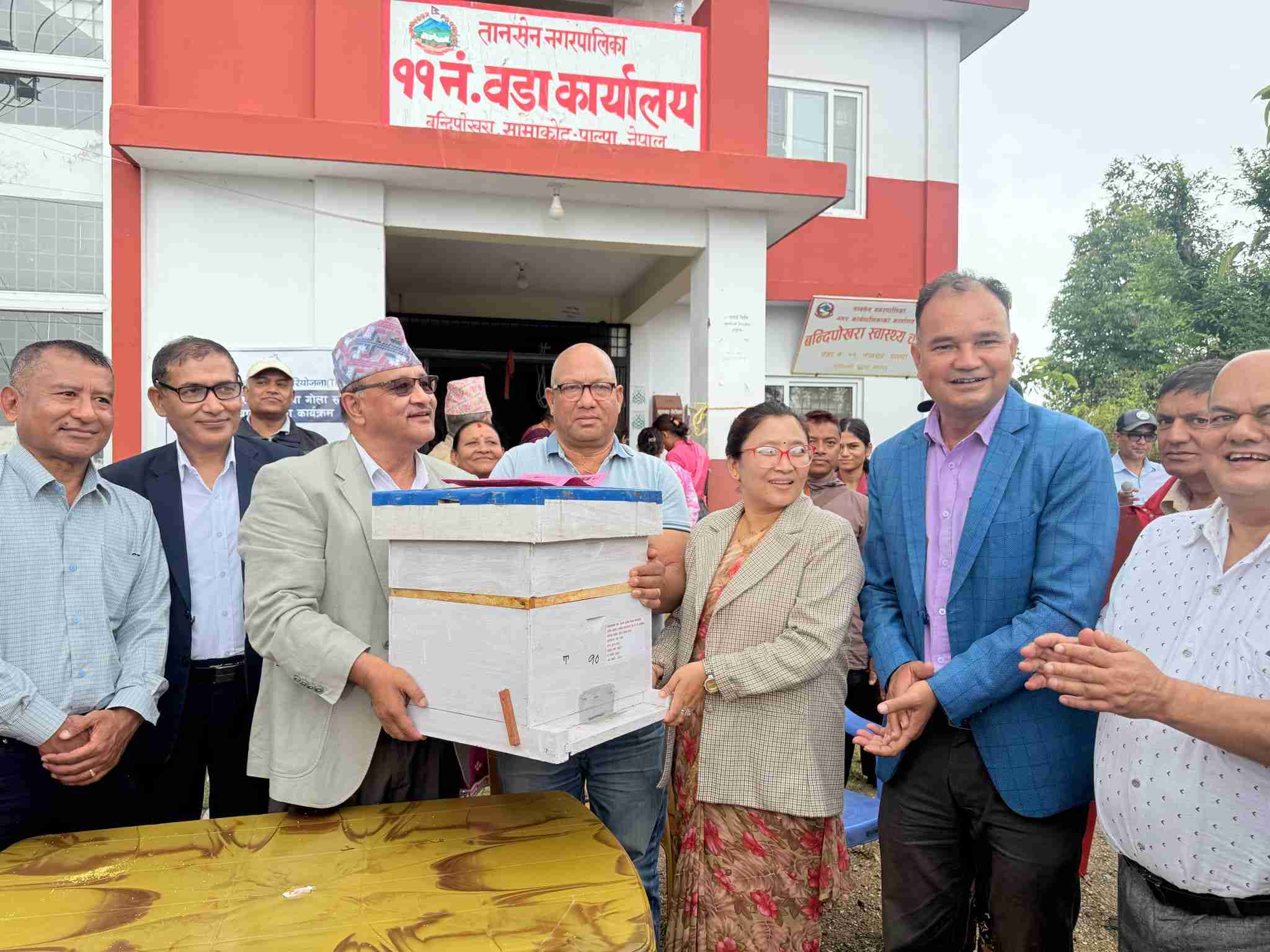 किसानहरुलाई आत्मनिर्भर गराउन मौरी र लोकल कुखुराका चल्ला वितरण
