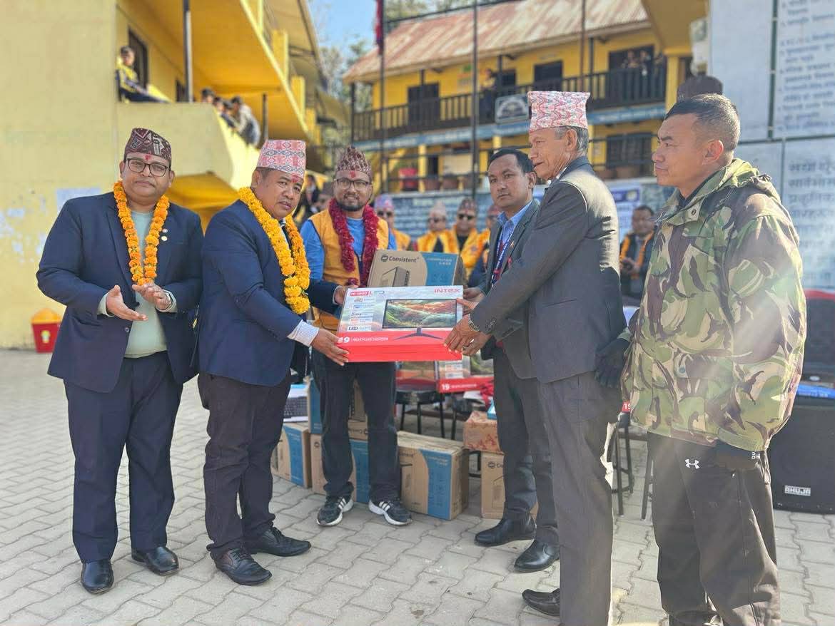 रत्न मावि देवगीरलाई ६ वटा कम्प्यूटर हस्तान्तरण